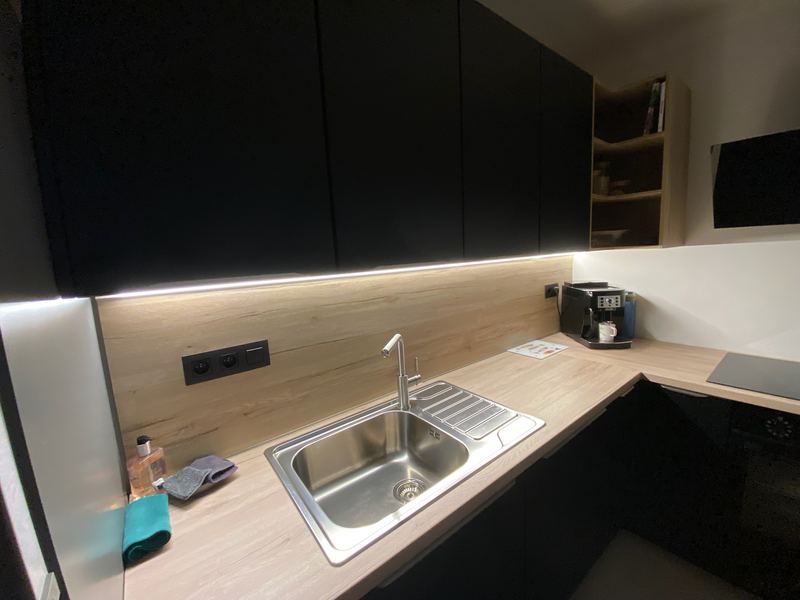 Cuisine équipée avec éclairage sous les meubles