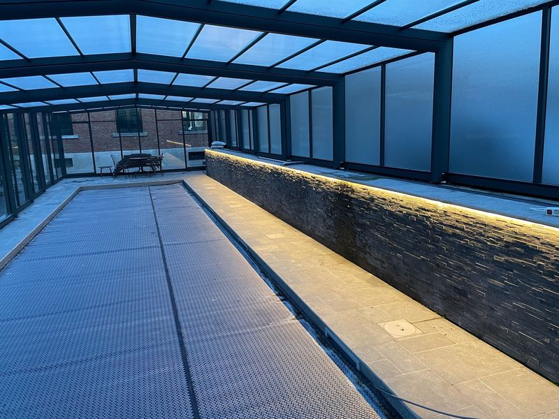 Véranda de piscine avec éclairage LED